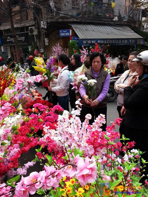 Thị trường hoa giả thường nhộn nhịp vào dịp cuối năm